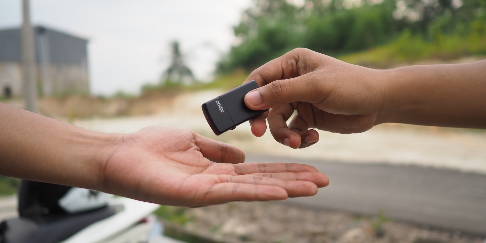 Dva lidé prohlížejí kupní smlouvu automobilu
